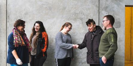 Unge der står sammen