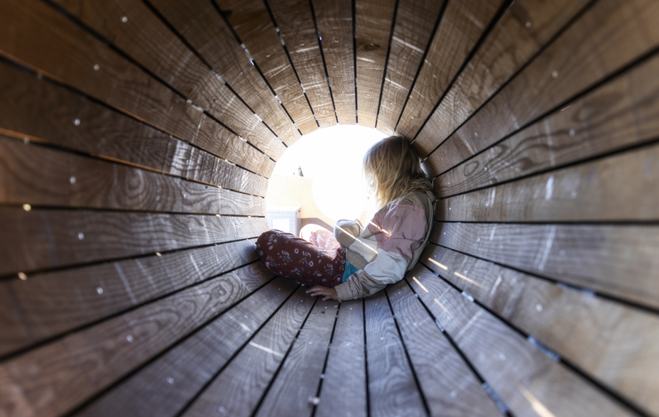Barn sidder i tunnel