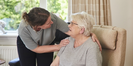 SOSO medarbejder viser omsorg for kvinde på plejecenter