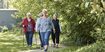 Seniorer får stavgang sammen i det grønne